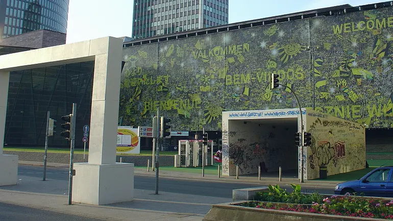前锋在禁区边缘用非惯用脚处理球的画面（禁区里用右脚的价值是