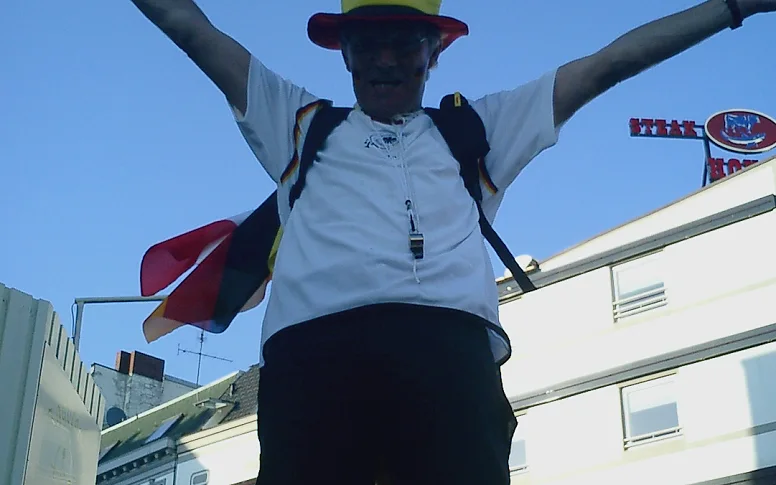 进攻球员在右侧肋部接球并面向中路观察的画面（第三个坐标：身体朝向决定选项）